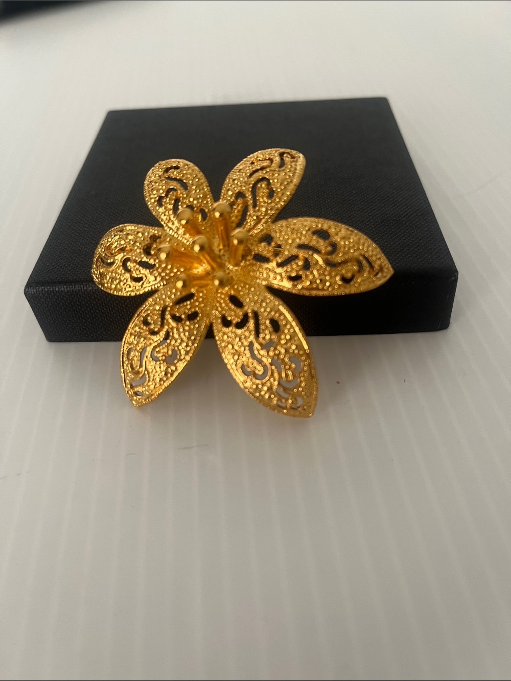 Vintage Gold -tone Floral/Lily Flower Brooch